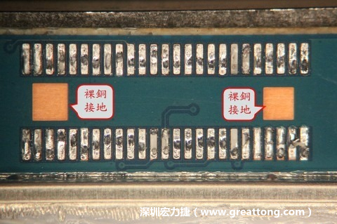 把板對板連接器全部移除，發(fā)現其下方板子共有兩個裸銅的方形設計。