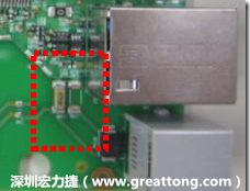 有人認為電容旁邊已經(jīng)有螺絲將電路板固定于機殼上了，不應該發(fā)生電路板彎曲的現(xiàn)象才對。