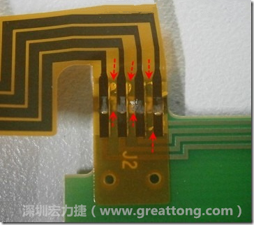 這張圖所顯示的，PCBA工廠實(shí)際進(jìn)行HotBar(熱壓熔錫焊接)焊接的時(shí)候，經(jīng)常會(huì)出現(xiàn)這類(lèi)焊墊之間短路的問(wèn)題，下面的圖示為比較嚴(yán)重的案例，大部分都只有部份溢錫，但這對(duì)品質(zhì)信賴杜已經(jīng)產(chǎn)生了及大的為害，既使現(xiàn)在測(cè)試沒(méi)有出現(xiàn)問(wèn)題，難保在高溫膏濕的環(huán)境下不會(huì)出現(xiàn)電子遷移(Electromigration)的現(xiàn)象。