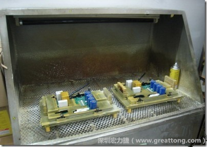 使用噴涂(Spraying)方式作業(yè)conformal coating時，需設(shè)備抽真空的設(shè)備，否則噴涂的物質(zhì)會飄散到空氣當(dāng)中，影響人體的健康。