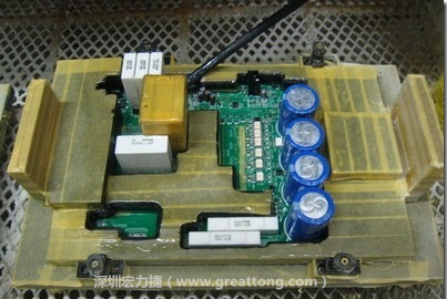 Conformal coating噴涂作業(yè)時可以使用治具把一些不可以噴涂到的地方及零件覆蓋起來，以免絕緣物質(zhì)噴涂到一些需要作導(dǎo)電接觸的地方。