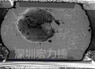 錫球氣泡大到足以影響到焊接的品質(zhì)，下圖是錫球切片后的剖面，可以很明顯看到氣泡已經(jīng)有錫球的 1/3 大了