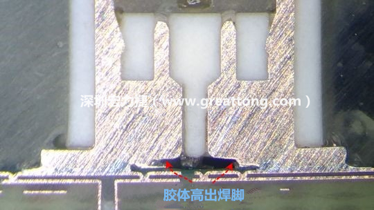  最后的結果出來了，人家原供應商的連接器設計在焊腳與塑膠件(body)之間有一個小小的高度差(standoff)，零件腳硬是比塑膠件高出約0.1mm的間隙，就是這個間隙讓原供應商的連接器完全免去與膠體下方的銅箔線路(cooper trace)或綠漆(solder mask)不平整所造成的翹高浮起問題。