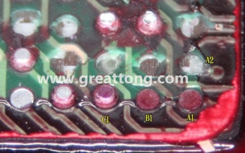 下圖是紅墨水測試后將PCB板子拿回來側一個角度拍攝的照片，就可以很清楚的看到錫球黏在PCB端，或不在PCB端。