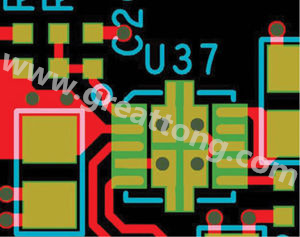 因孔徑過大，焊料沿孔壁爬溢流出