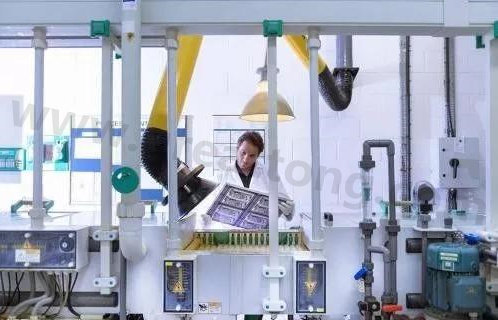 理想狀態(tài)下自動(dòng)化生產(chǎn)線大約能節(jié)省傳統(tǒng)企業(yè)50%的人力成本，良率可提升至98%。