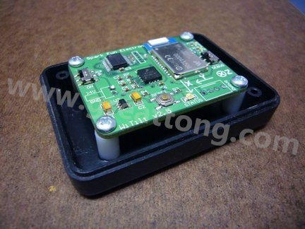 熱熔膠的牢固程度，對于非高振動的應(yīng)用來說已經(jīng)很足夠，而且如果你想要讓盒子另作他途，支架也可以拿掉，用酒精磨擦即可移除熱熔膠。