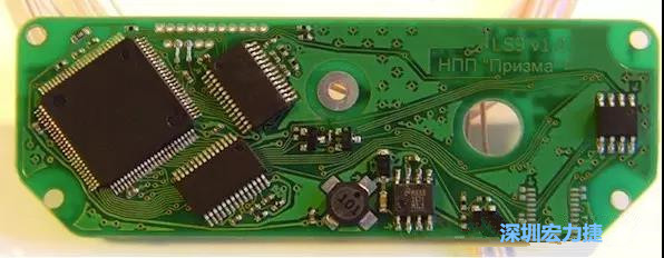 圖5：帶旋轉(zhuǎn)芯片功能的任意角度布線是給這種電路板布線的唯一方法。