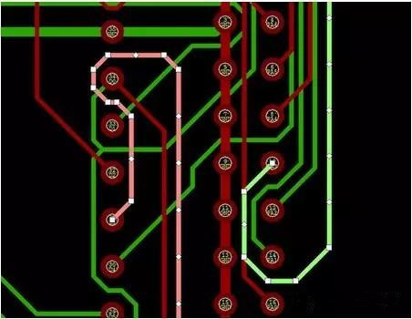 通過自動優(yōu)化導線形狀消除導線打彎(用線段近似弧線只是為了顯示沒有弧線的任何角度例子)。