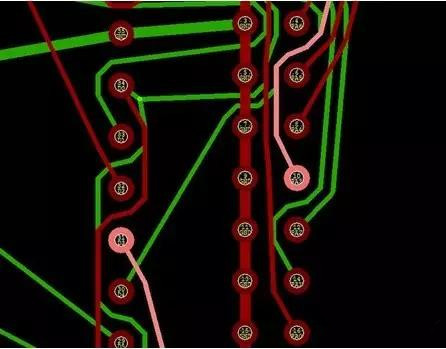 通過自動優(yōu)化導線形狀消除導線打彎(用線段近似弧線只是為了顯示沒有弧線的任何角度例子)。