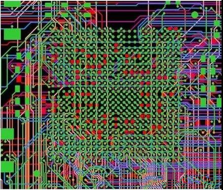 圖18：BGA布線。(頂部)傳統(tǒng)的自動布線器。38個網(wǎng)絡沒有完成布線。(底部)任意角度的拓撲式自動布線器。所有網(wǎng)絡都完成了布線。